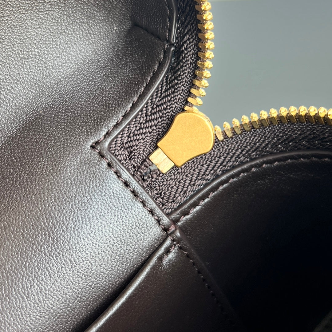 BOTTEGA VENETA BANG BANG 22 VANITY CASE IN FONDANT CALFSKIN