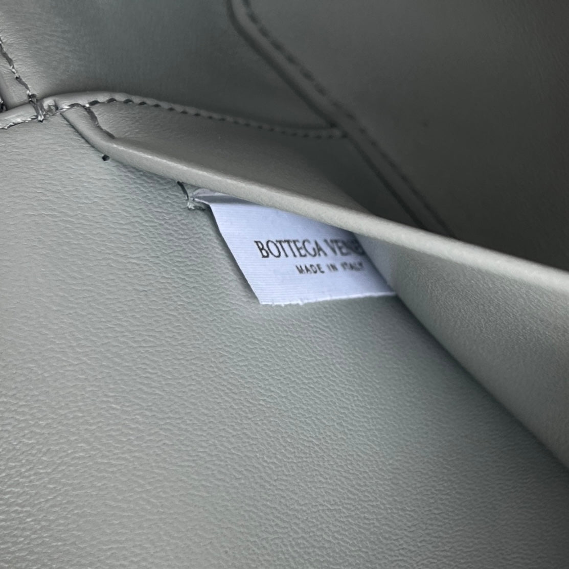 BOTTEGA VENETA BANG BANG 22 VANITY CASE IN GREY COIN CALFSKIN