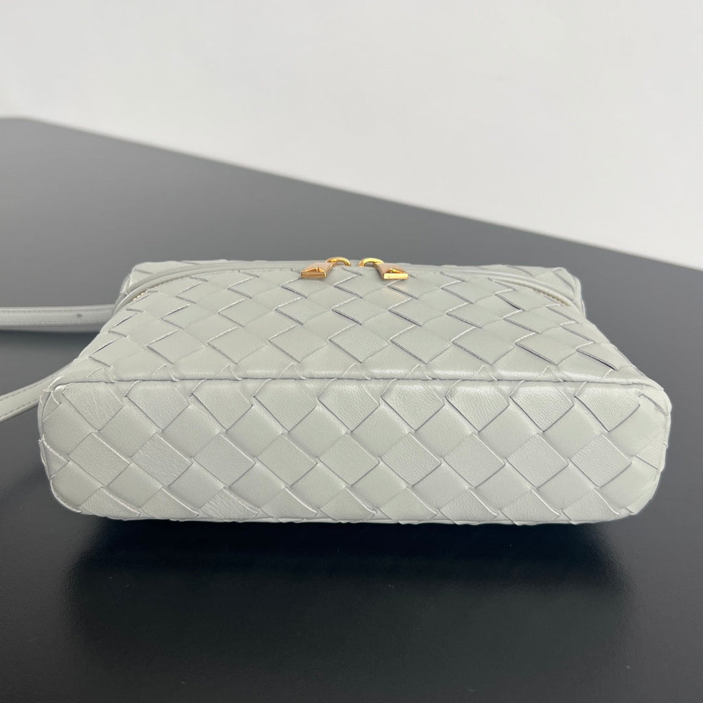 BOTTEGA VENETA BANG BANG 22 VANITY CASE IN GREY COIN CALFSKIN