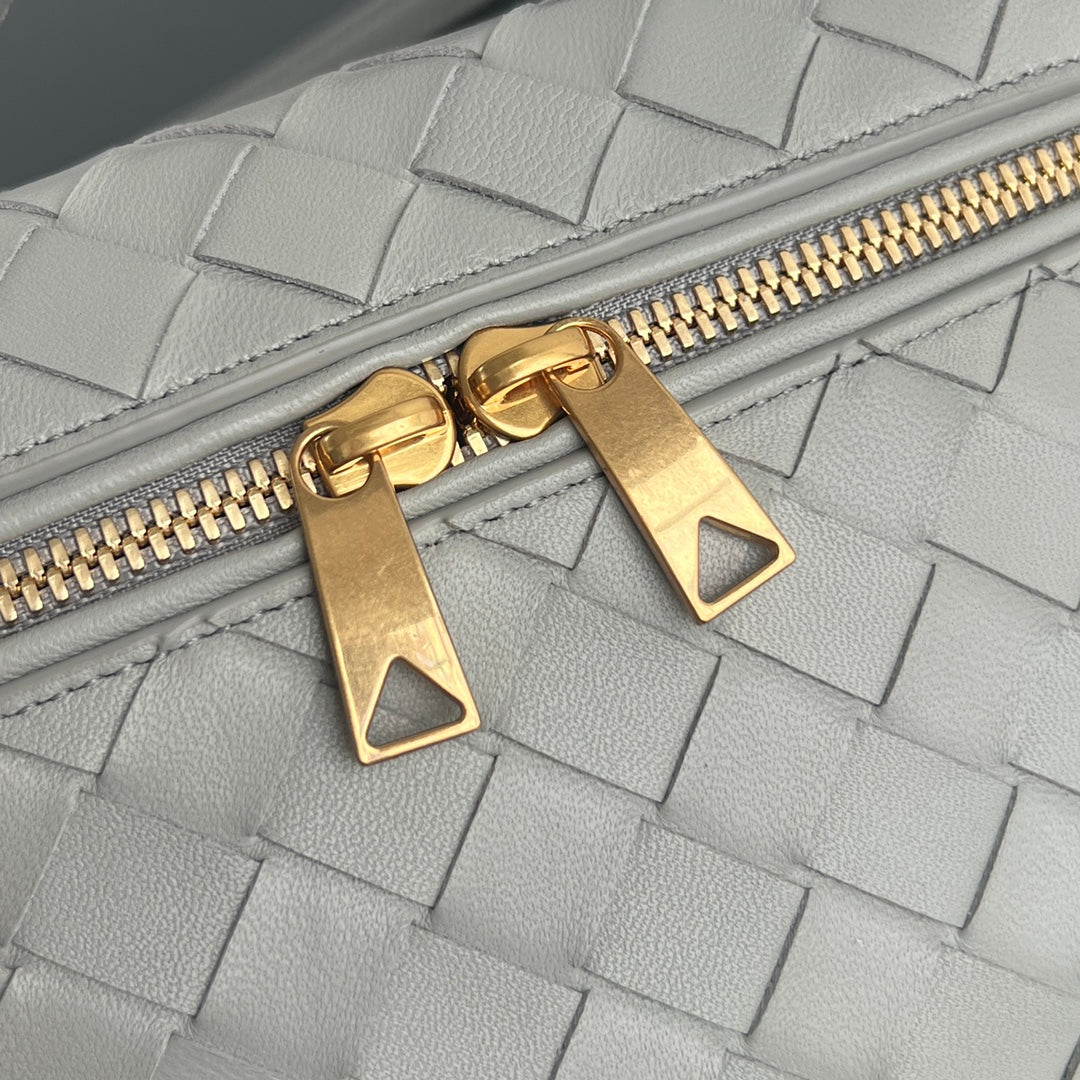 BOTTEGA VENETA BANG BANG 22 VANITY CASE IN GREY COIN CALFSKIN