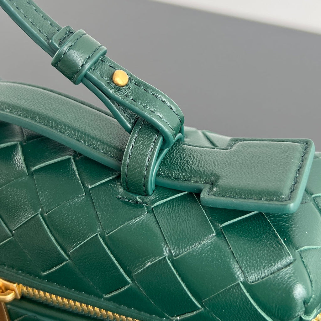 BOTTEGA VENETA BANG BANG 22 VANITY CASE IN DARK GREEN CALFSKIN