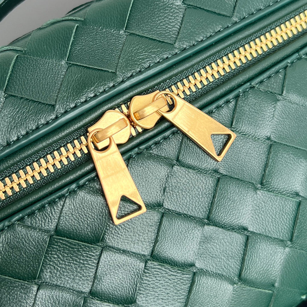 BOTTEGA VENETA BANG BANG 22 VANITY CASE IN DARK GREEN CALFSKIN