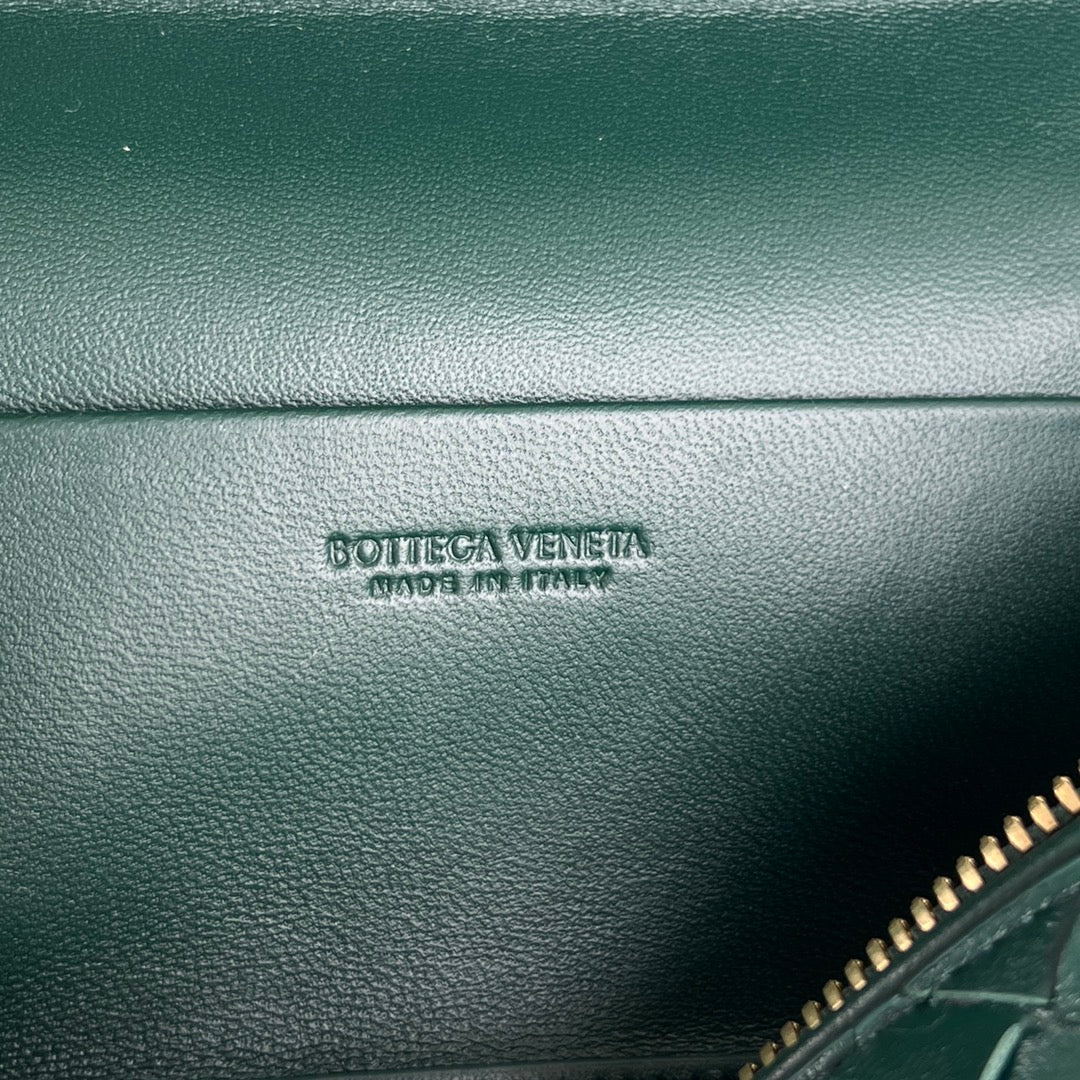 BOTTEGA VENETA BANG BANG 22 VANITY CASE IN DARK GREEN CALFSKIN