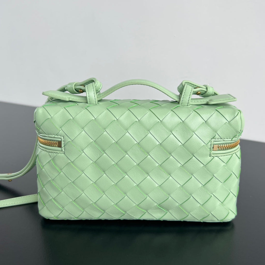 BOTTEGA VENETA BANG BANG 22 VANITY CASE IN LIGHT GREEN CALFSKIN