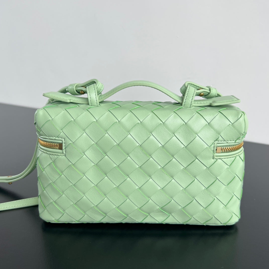 BOTTEGA VENETA BANG BANG 22 VANITY CASE IN LIGHT GREEN CALFSKIN