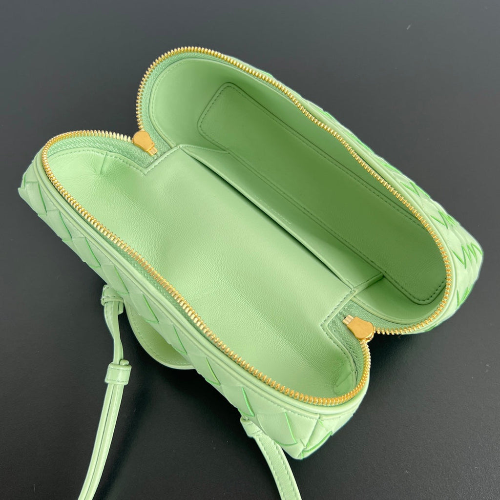 BOTTEGA VENETA BANG BANG 22 VANITY CASE IN LIGHT GREEN CALFSKIN