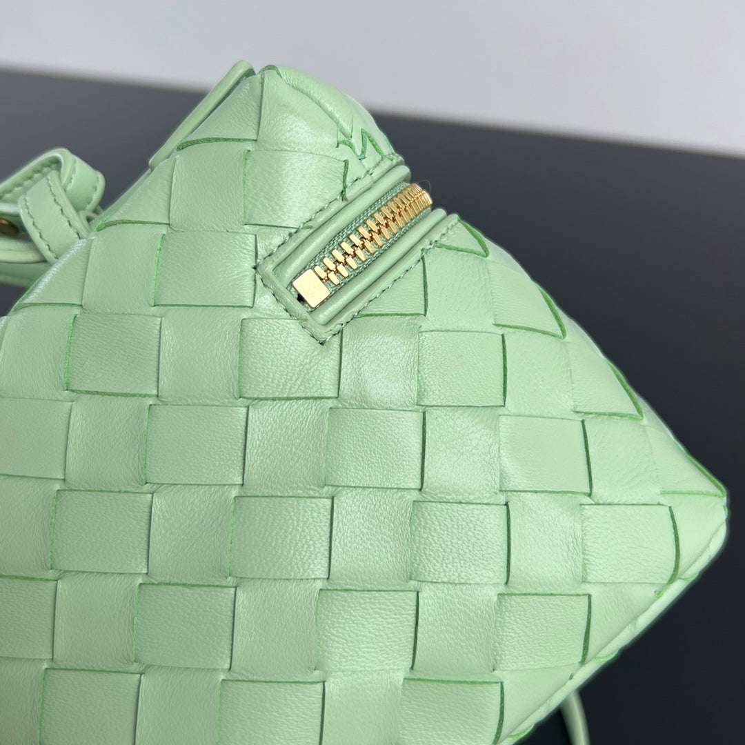 BOTTEGA VENETA BANG BANG 22 VANITY CASE IN LIGHT GREEN CALFSKIN