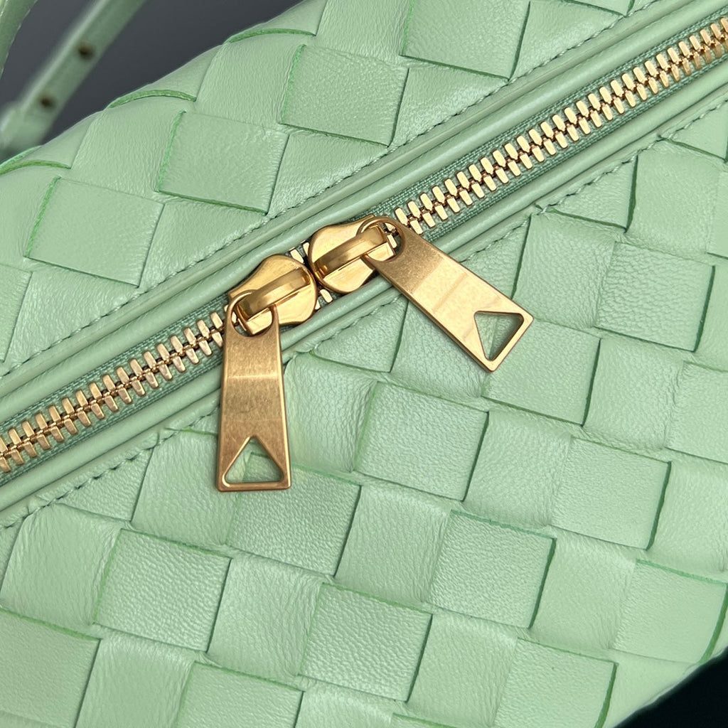 BOTTEGA VENETA BANG BANG 22 VANITY CASE IN LIGHT GREEN CALFSKIN