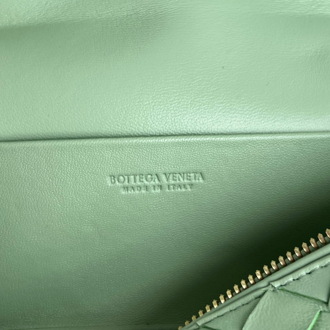BOTTEGA VENETA BANG BANG 22 VANITY CASE IN LIGHT GREEN CALFSKIN