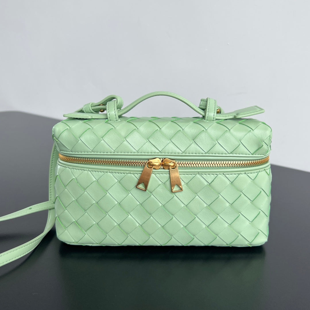 BOTTEGA VENETA BANG BANG 22 VANITY CASE IN LIGHT GREEN CALFSKIN