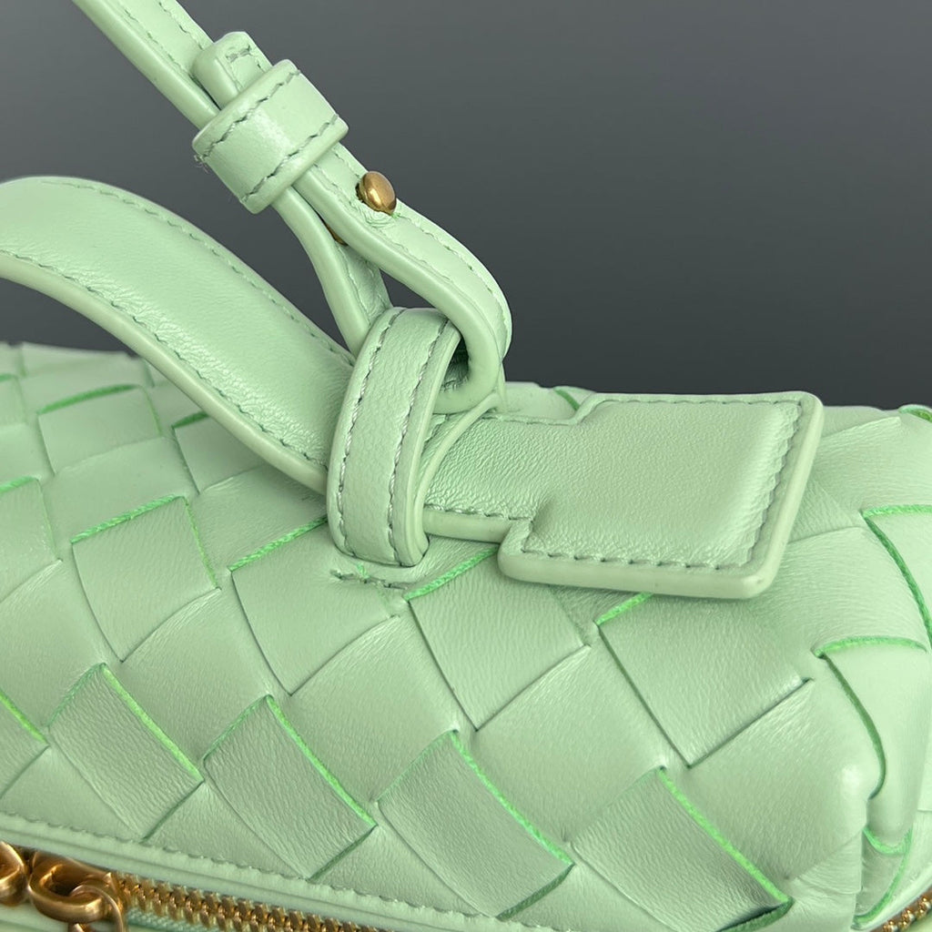 BOTTEGA VENETA BANG BANG 22 VANITY CASE IN LIGHT GREEN CALFSKIN