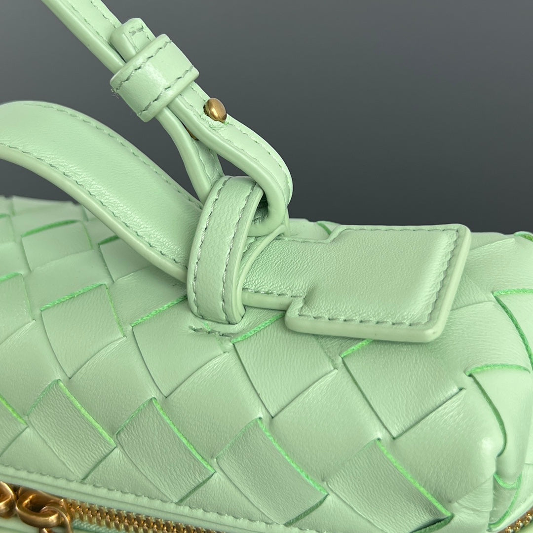 BOTTEGA VENETA BANG BANG 22 VANITY CASE IN LIGHT GREEN CALFSKIN