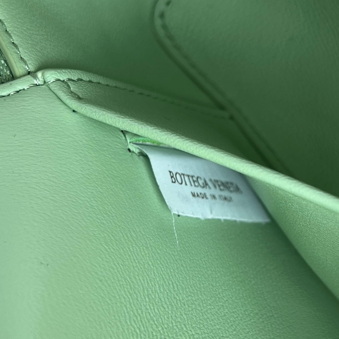 BOTTEGA VENETA BANG BANG 22 VANITY CASE IN LIGHT GREEN CALFSKIN