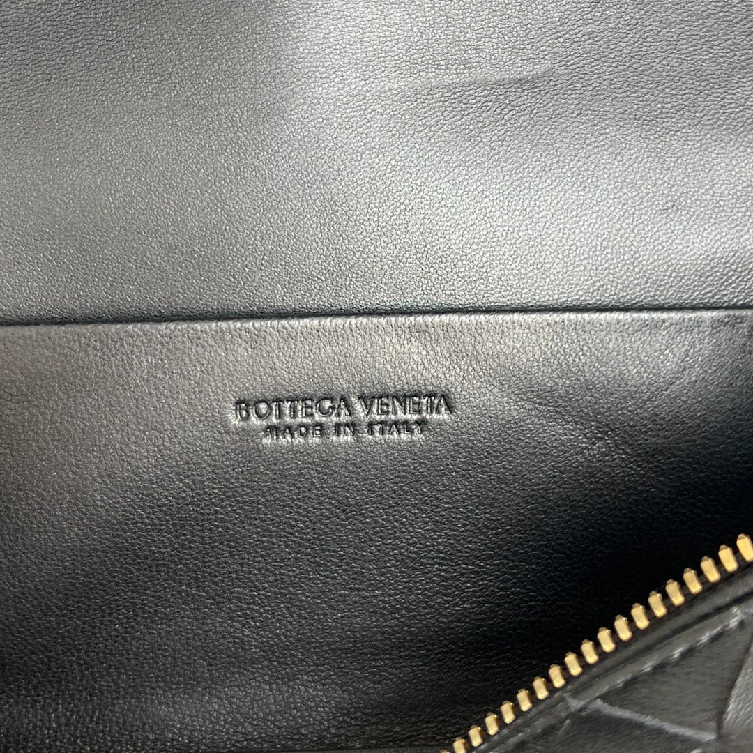 BOTTEGA VENETA BANG BANG 22 VANITY CASE IN BLACK CALFSKIN