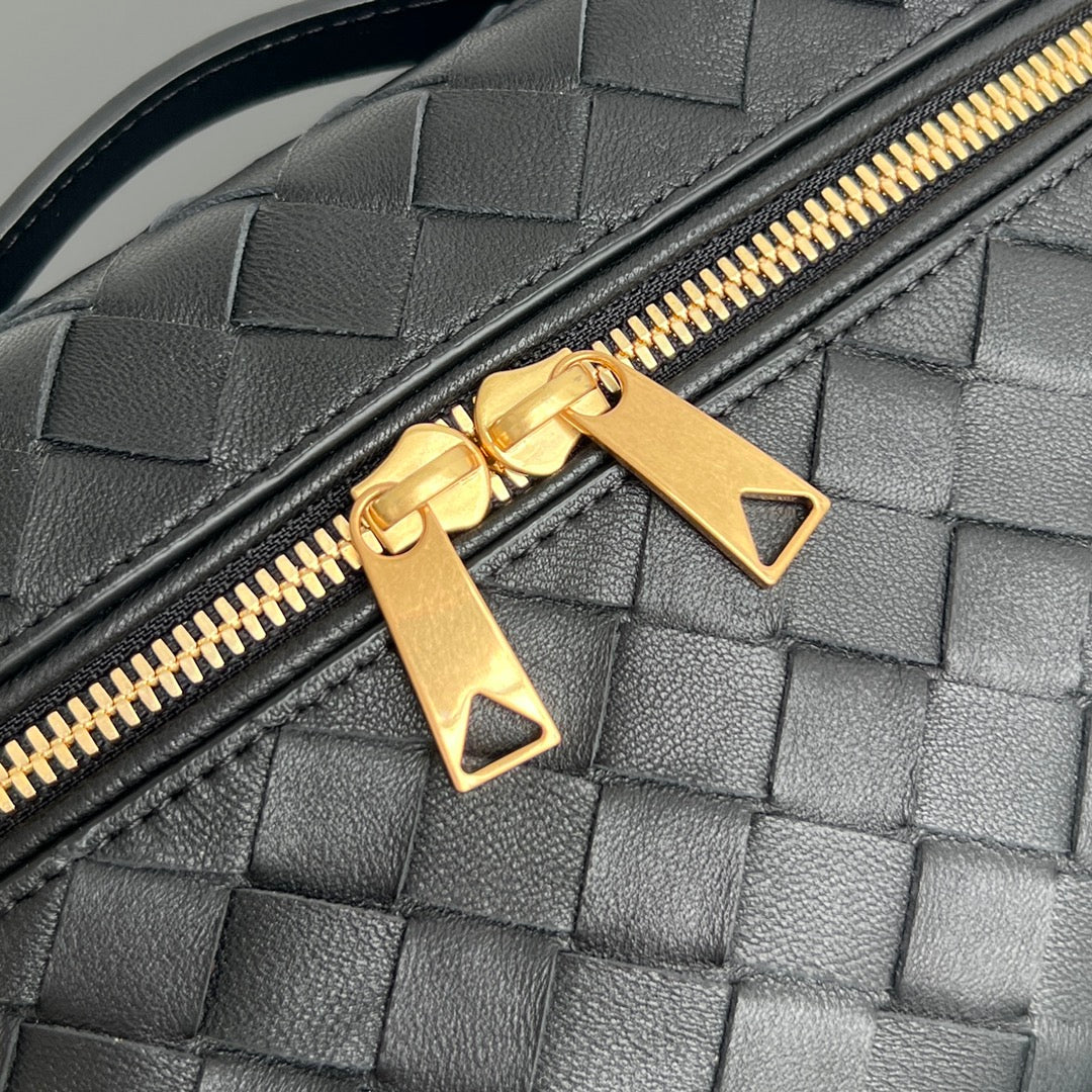 BOTTEGA VENETA BANG BANG 22 VANITY CASE IN BLACK CALFSKIN