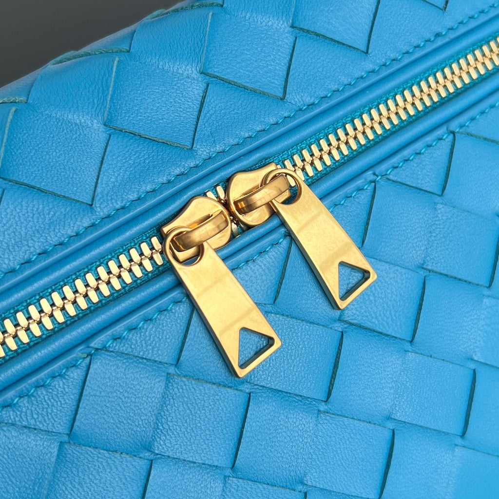 BOTTEGA VENETA BANG BANG 22 VANITY CASE IN CERULEAN BLUE CALFSKIN