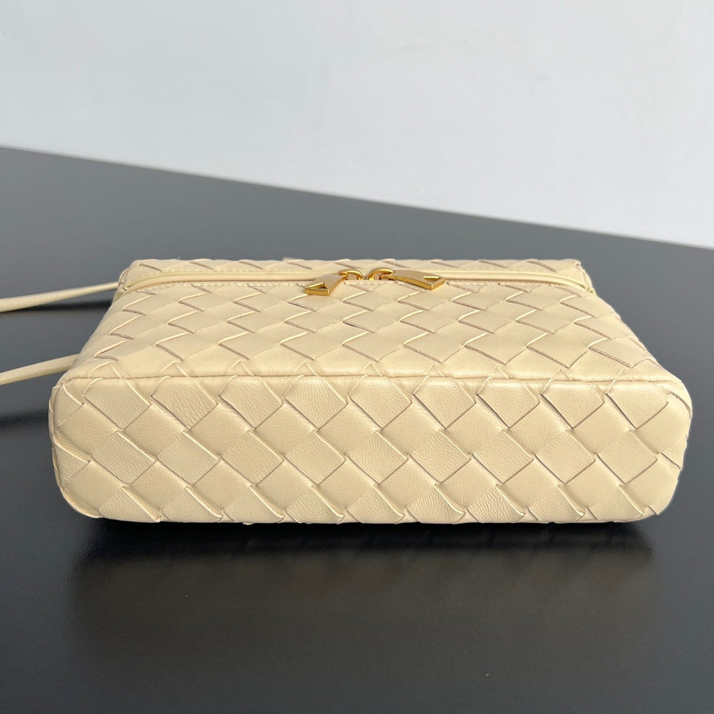 BOTTEGA VENETA BANG BANG 22 VANITY CASE IN BEIGE CREAM CALFSKIN