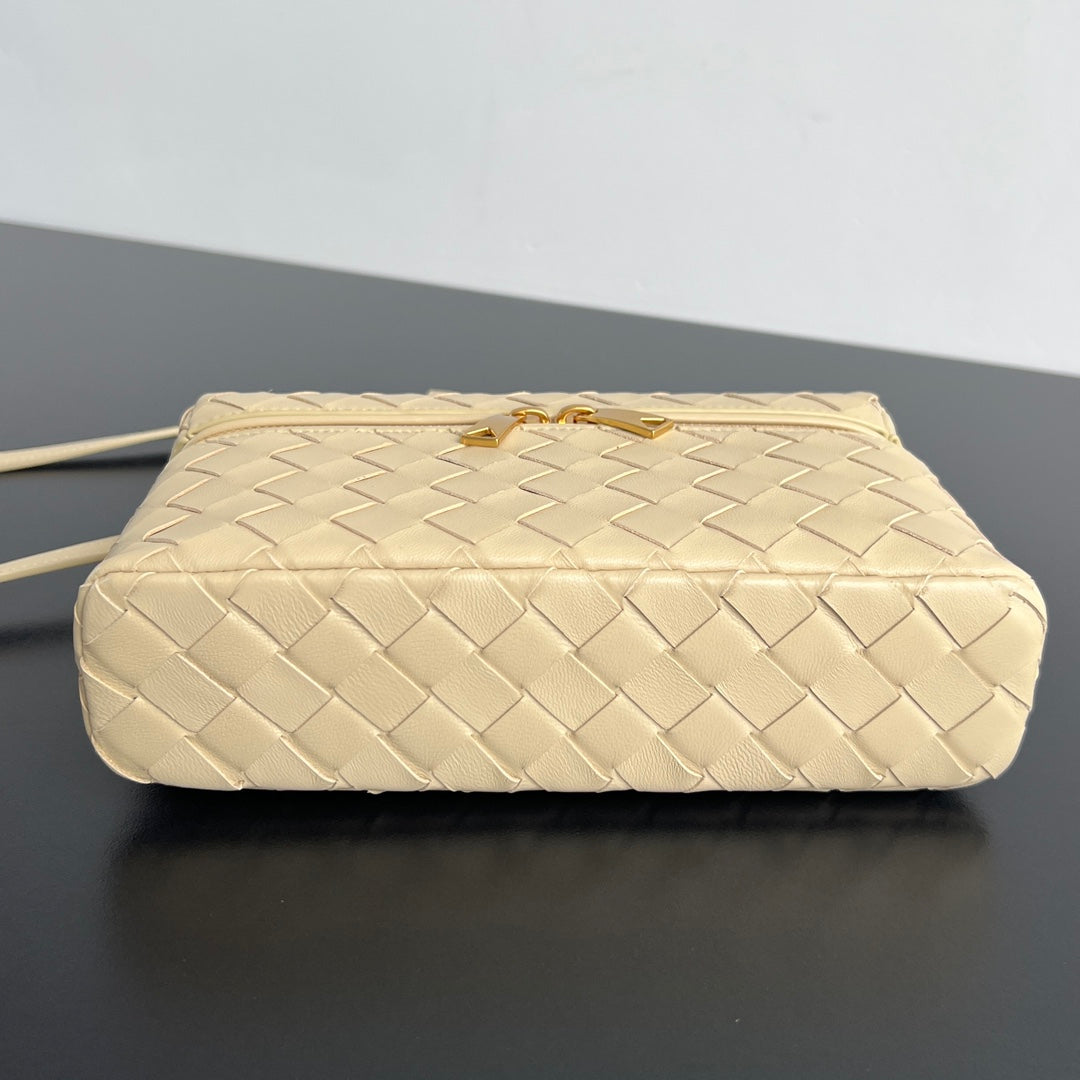 BOTTEGA VENETA BANG BANG 22 VANITY CASE IN BEIGE CREAM CALFSKIN