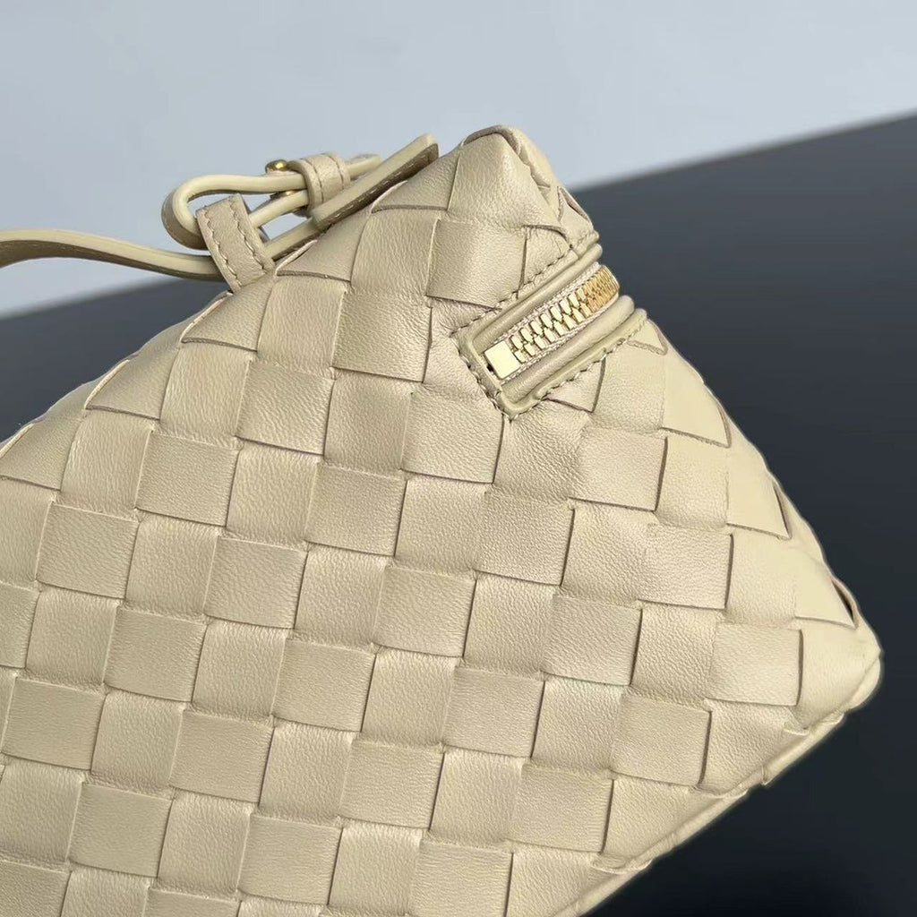 BOTTEGA VENETA BANG BANG 22 VANITY CASE IN BEIGE CREAM CALFSKIN