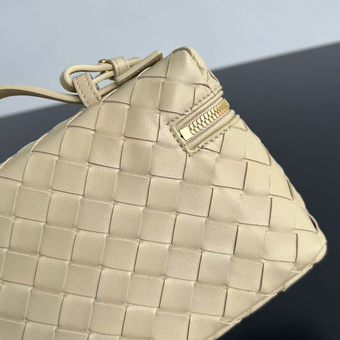 BOTTEGA VENETA BANG BANG 22 VANITY CASE IN BEIGE CREAM CALFSKIN