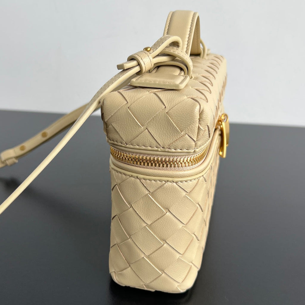 BOTTEGA VENETA BANG BANG 22 VANITY CASE IN BEIGE CREAM CALFSKIN