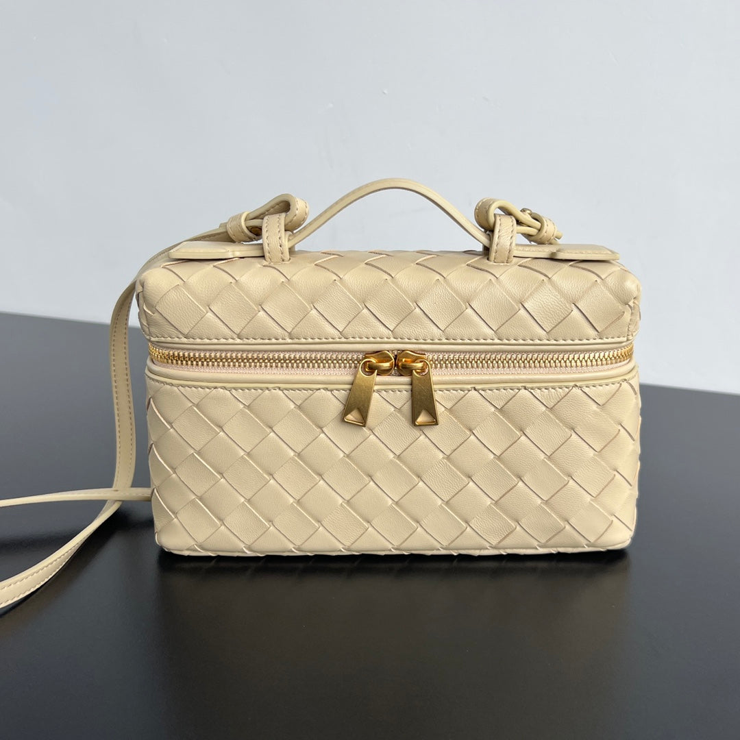 BOTTEGA VENETA BANG BANG 22 VANITY CASE IN BEIGE CREAM CALFSKIN