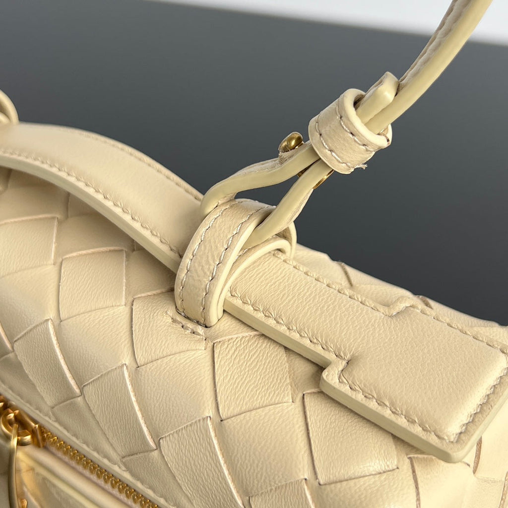 BOTTEGA VENETA BANG BANG 22 VANITY CASE IN BEIGE CREAM CALFSKIN