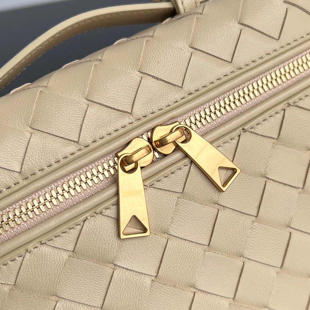BOTTEGA VENETA BANG BANG 22 VANITY CASE IN BEIGE CREAM CALFSKIN