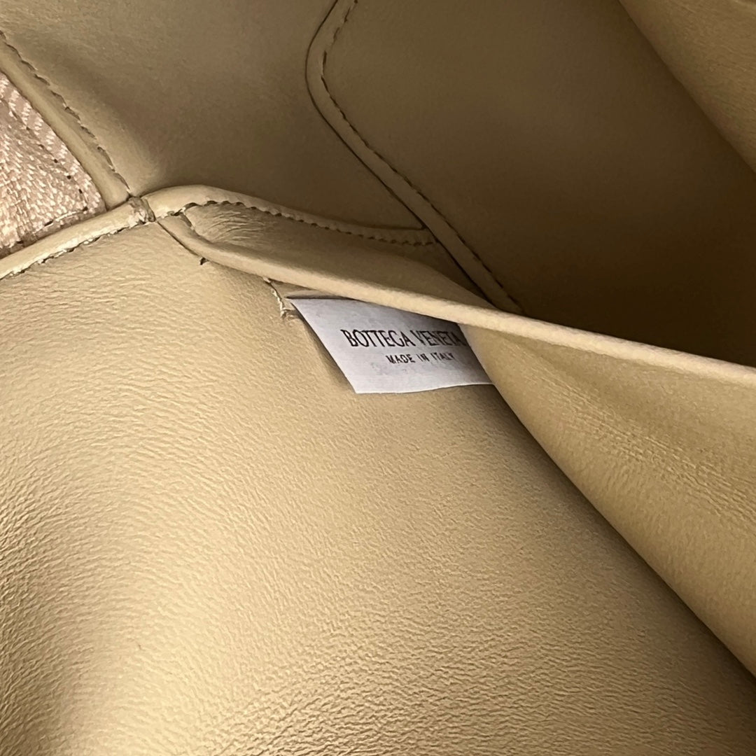 BOTTEGA VENETA BANG BANG 22 VANITY CASE IN BEIGE CREAM CALFSKIN
