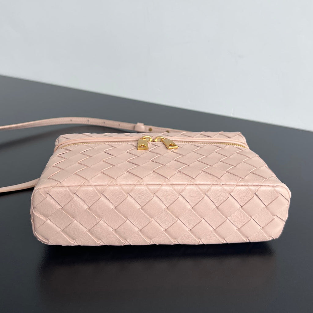 BOTTEGA VENETA BANG BANG 22 VANITY CASE IN LIGHT PINK CALFSKIN