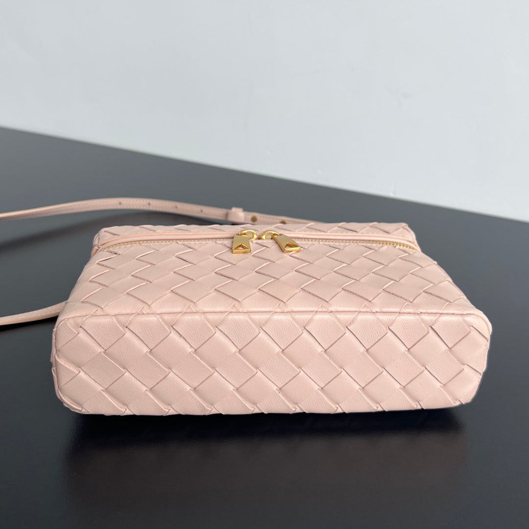 BOTTEGA VENETA BANG BANG 22 VANITY CASE IN LIGHT PINK CALFSKIN