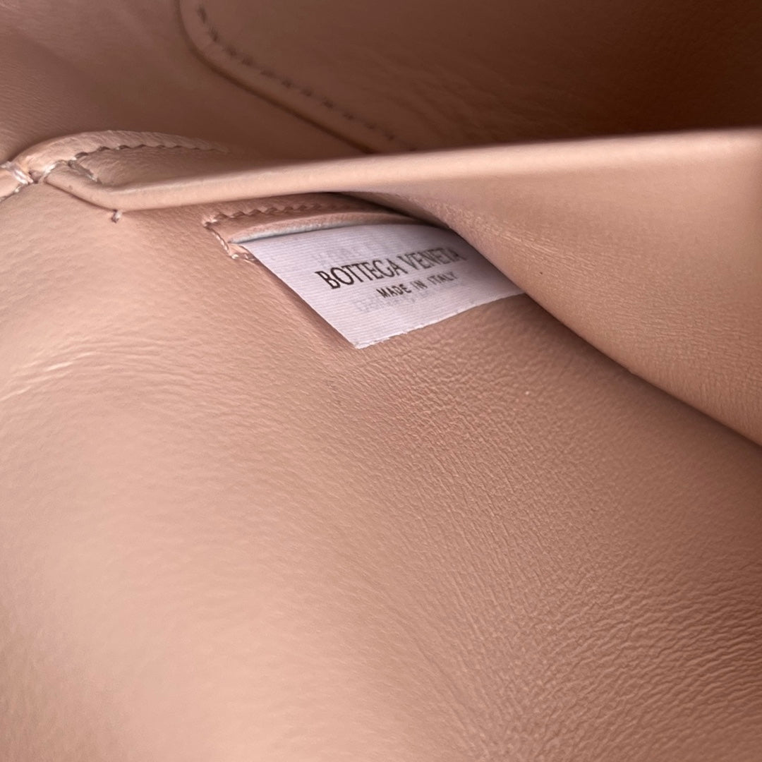 BOTTEGA VENETA BANG BANG 22 VANITY CASE IN LIGHT PINK CALFSKIN