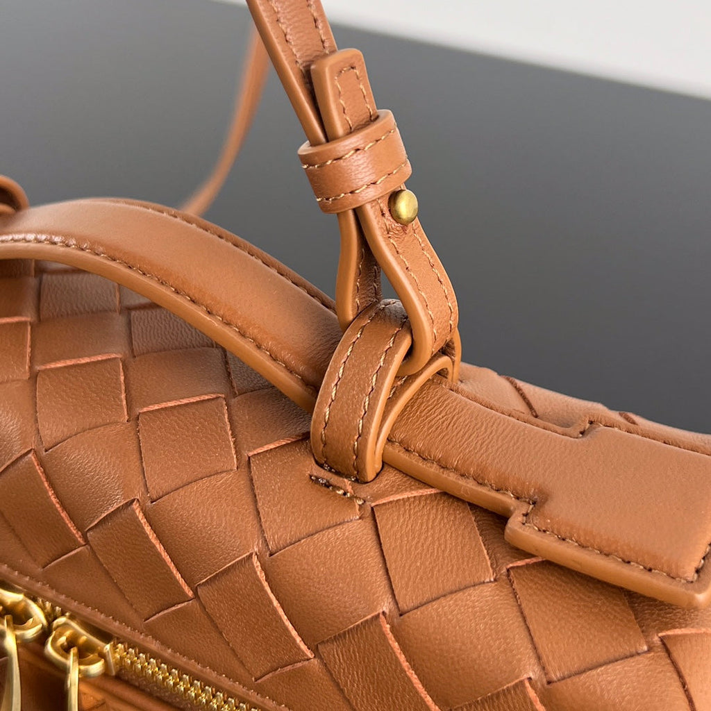 BOTTEGA VENETA BANG BANG 22 VANITY CASE IN CINNAMON BROWN CALFSKIN