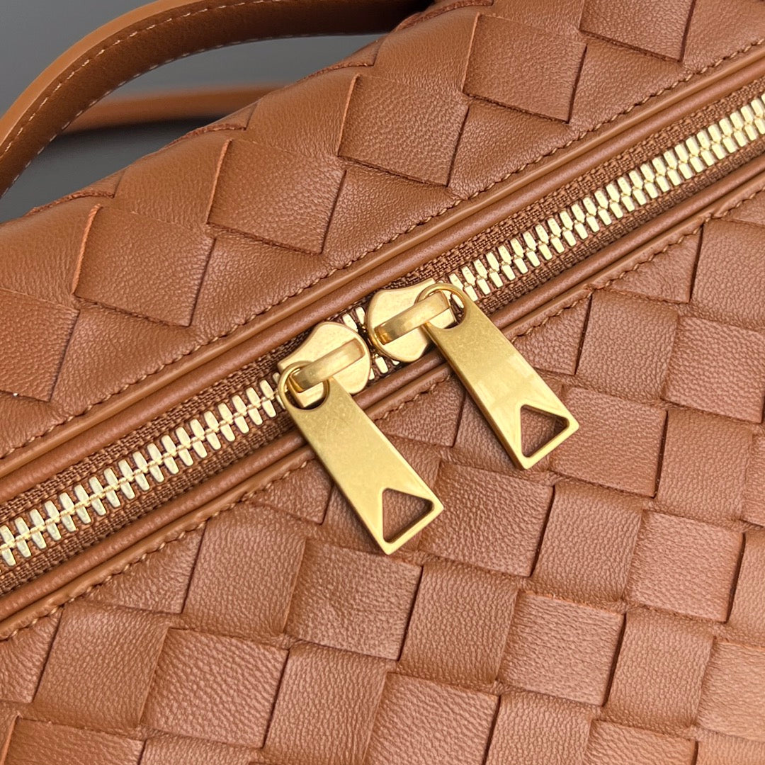 BOTTEGA VENETA BANG BANG 22 VANITY CASE IN CINNAMON BROWN CALFSKIN