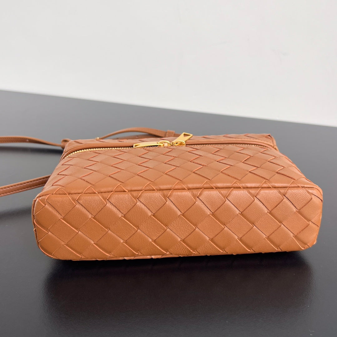 BOTTEGA VENETA BANG BANG 22 VANITY CASE IN CINNAMON BROWN CALFSKIN