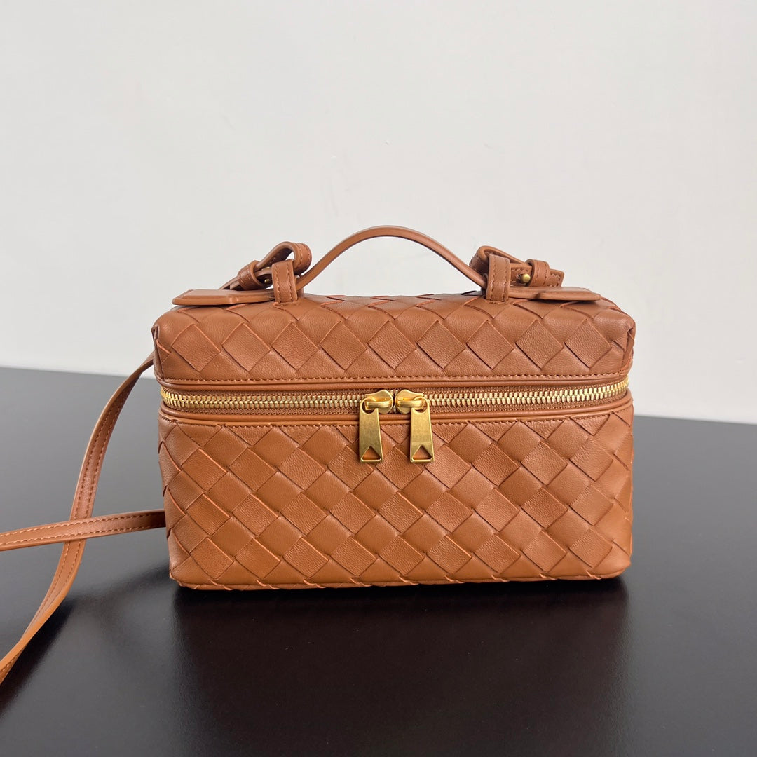 BOTTEGA VENETA BANG BANG 22 VANITY CASE IN CINNAMON BROWN CALFSKIN