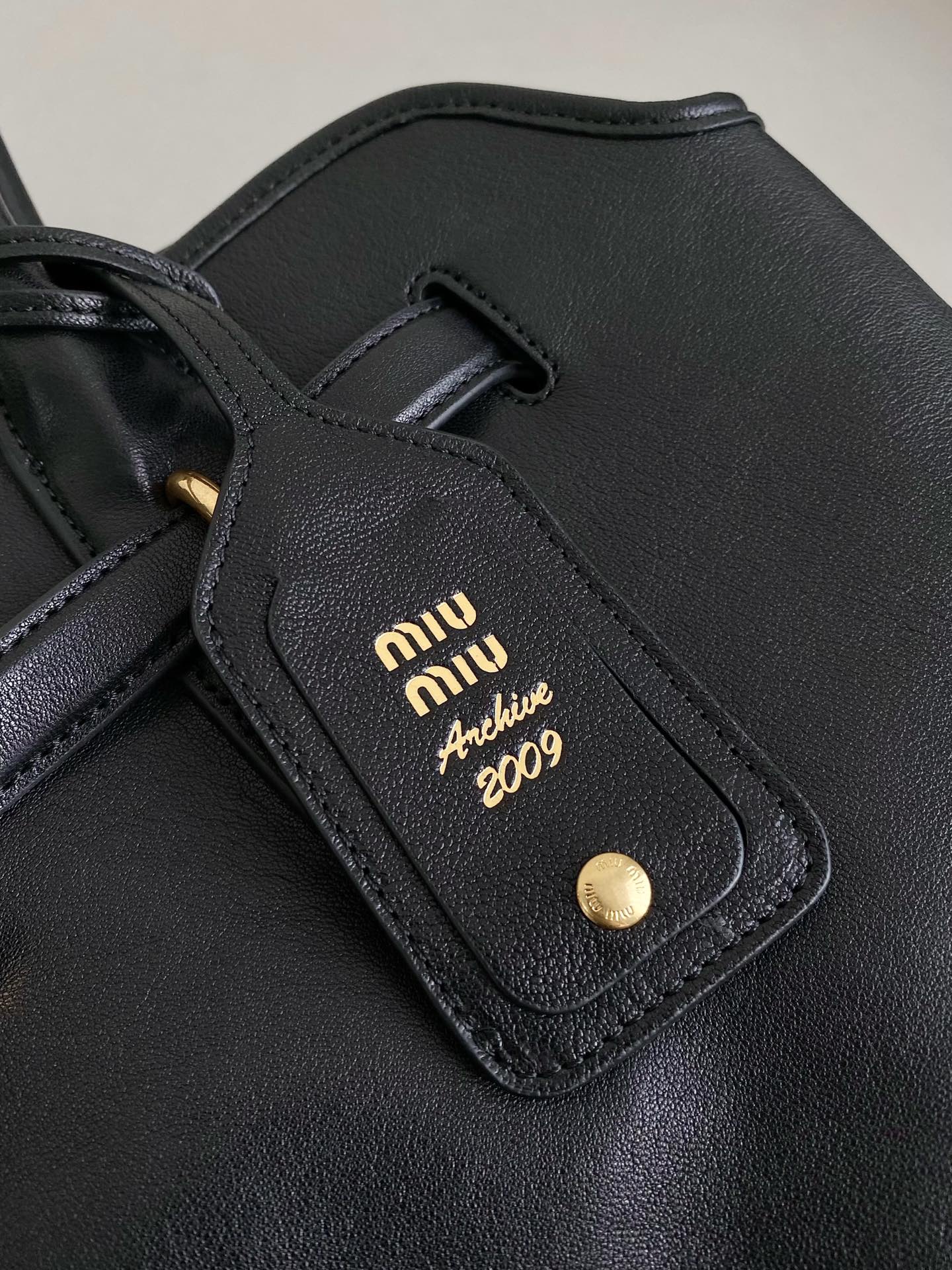 MIU MIU LARGE HANDBAG 40 IN BLACK CALFSKIN