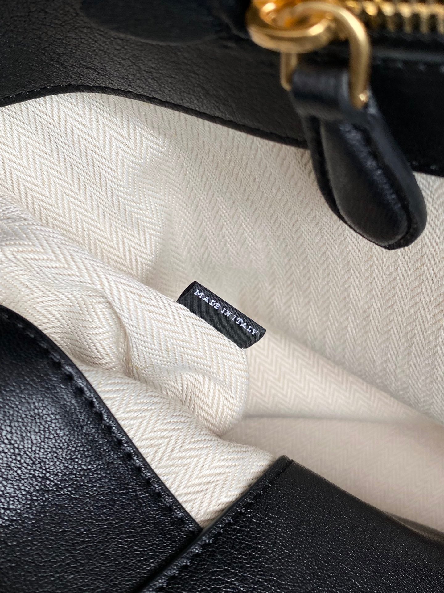 MIU MIU LARGE HANDBAG 40 IN BLACK CALFSKIN