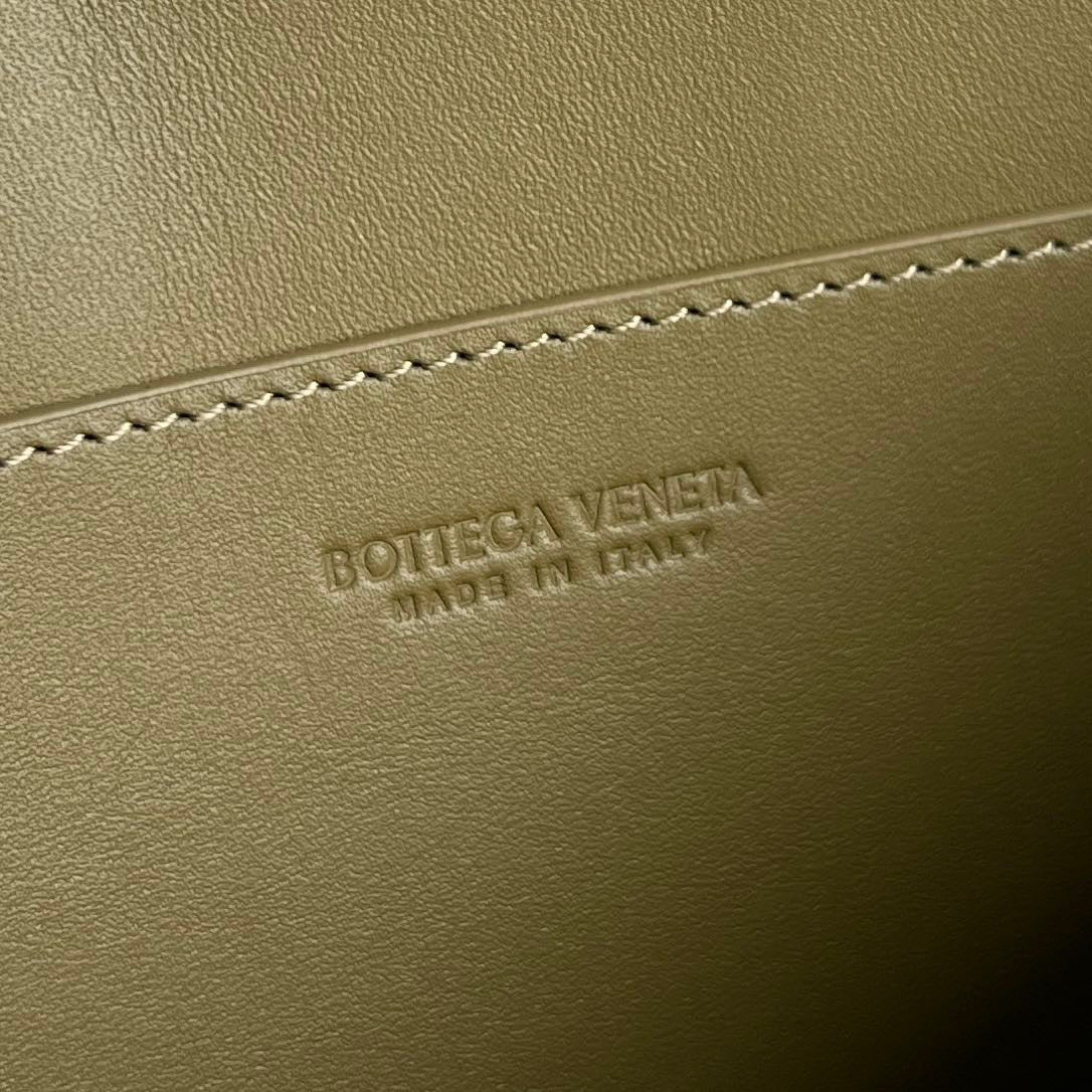 BOTTEGA VENETA LARGE CASSETTE POUCH 35 IN TROUT GRAY CALFSKIN