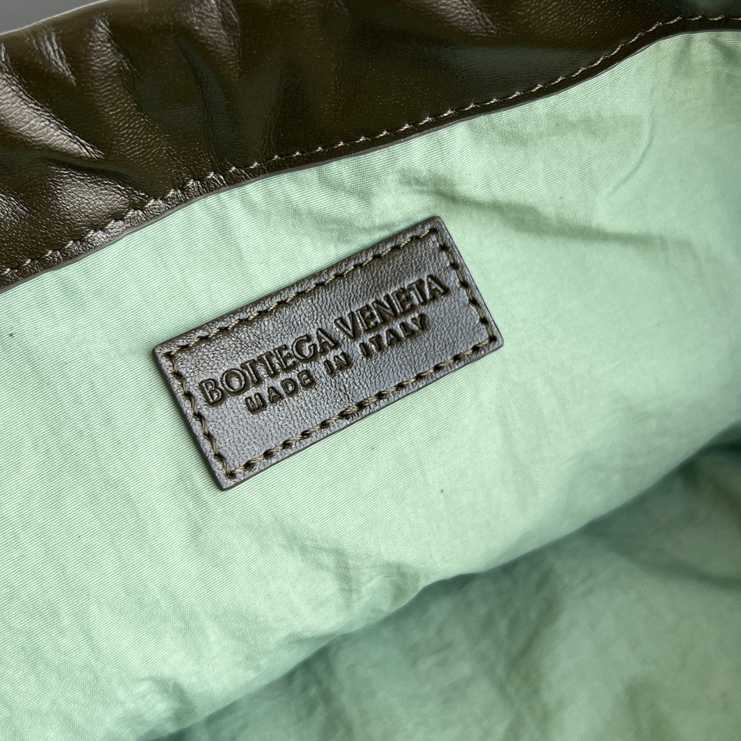 BOTTEGA VENETA DUSTBAG MEDIUM 32 IN ARMY GREEN CALFSKIN