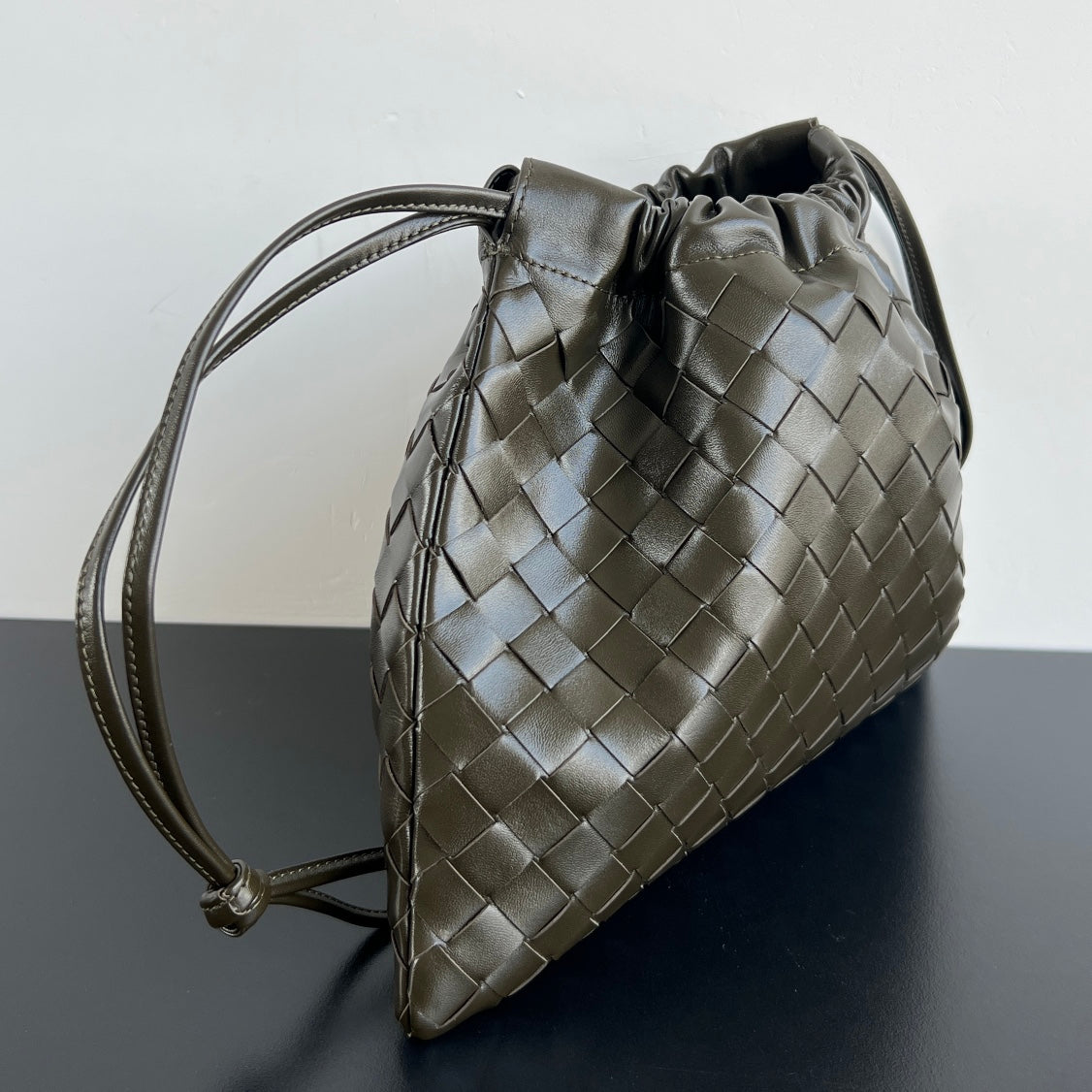 BOTTEGA VENETA DUSTBAG MEDIUM 32 IN ARMY GREEN CALFSKIN