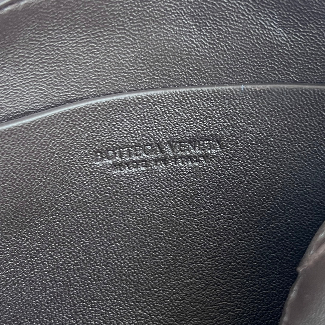 BOTTEGA VENETA CONCERT POUCH 18 IN FONDANT LAMBSKIN