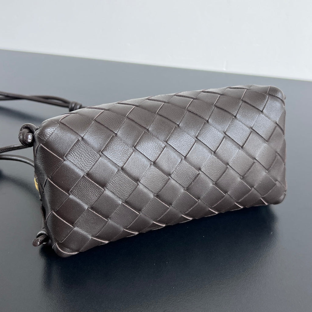 BOTTEGA VENETA CONCERT POUCH 18 IN FONDANT LAMBSKIN