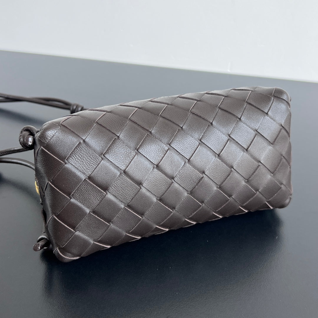 BOTTEGA VENETA CONCERT POUCH 18 IN FONDANT LAMBSKIN