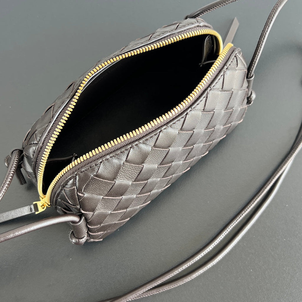 BOTTEGA VENETA CONCERT POUCH 18 IN FONDANT LAMBSKIN