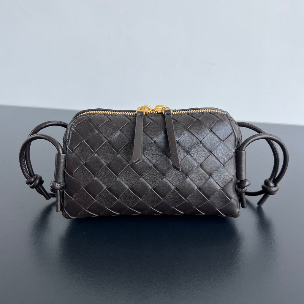 BOTTEGA VENETA CONCERT POUCH 18 IN FONDANT LAMBSKIN