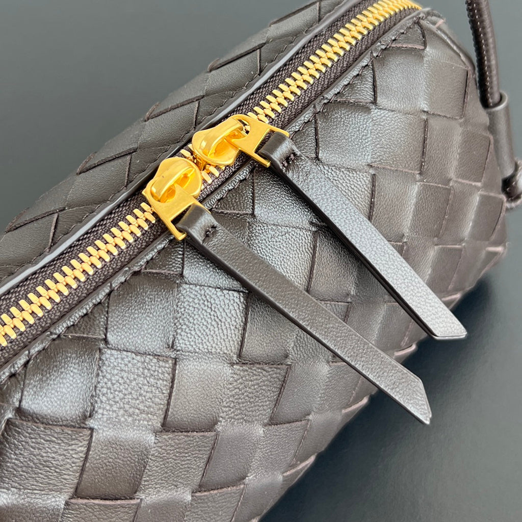 BOTTEGA VENETA CONCERT POUCH 18 IN FONDANT LAMBSKIN