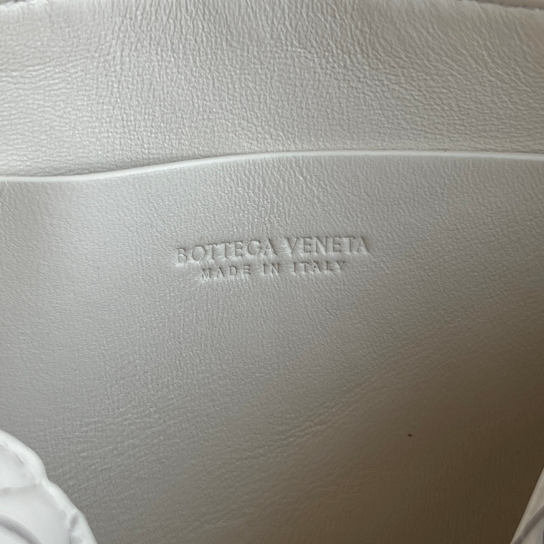 BOTTEGA VENETA CONCERT POUCH 18 IN WHITE LAMBSKIN