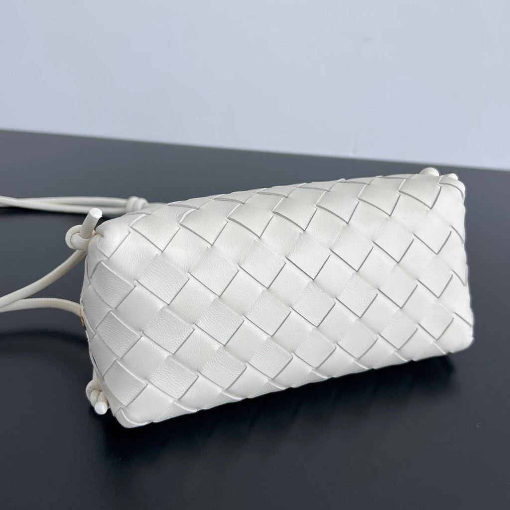 BOTTEGA VENETA CONCERT POUCH 18 IN WHITE LAMBSKIN