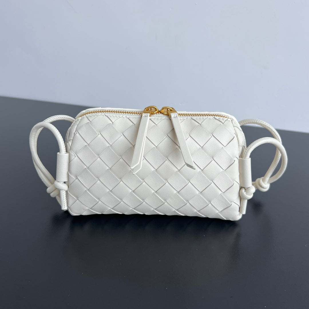 BOTTEGA VENETA CONCERT POUCH 18 IN WHITE LAMBSKIN